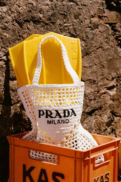 El bolso oficial del verano es de rafia (y lo firma Prada)